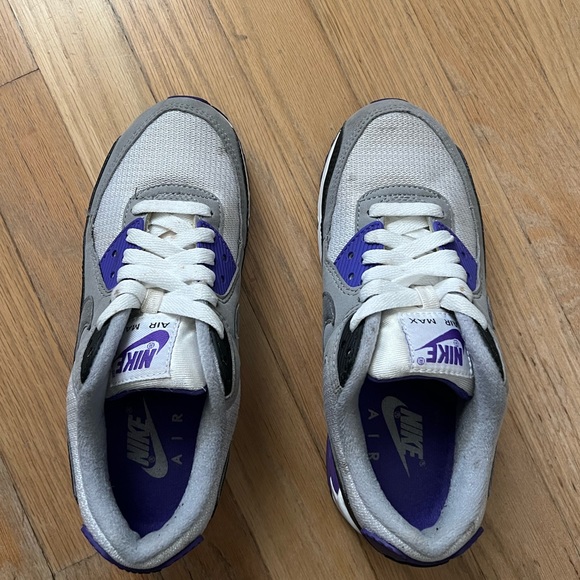 Women’s Air Max 90 Hyper Grape - Picture 2 of 5